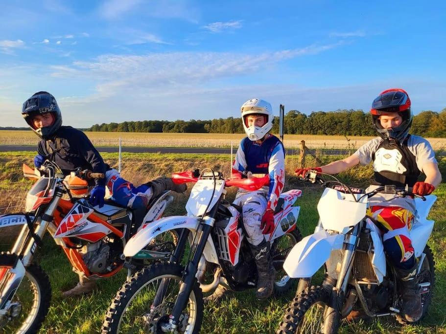 Gite Au Haras D'Agathe Et Ses Princes Les Barils 外观 照片